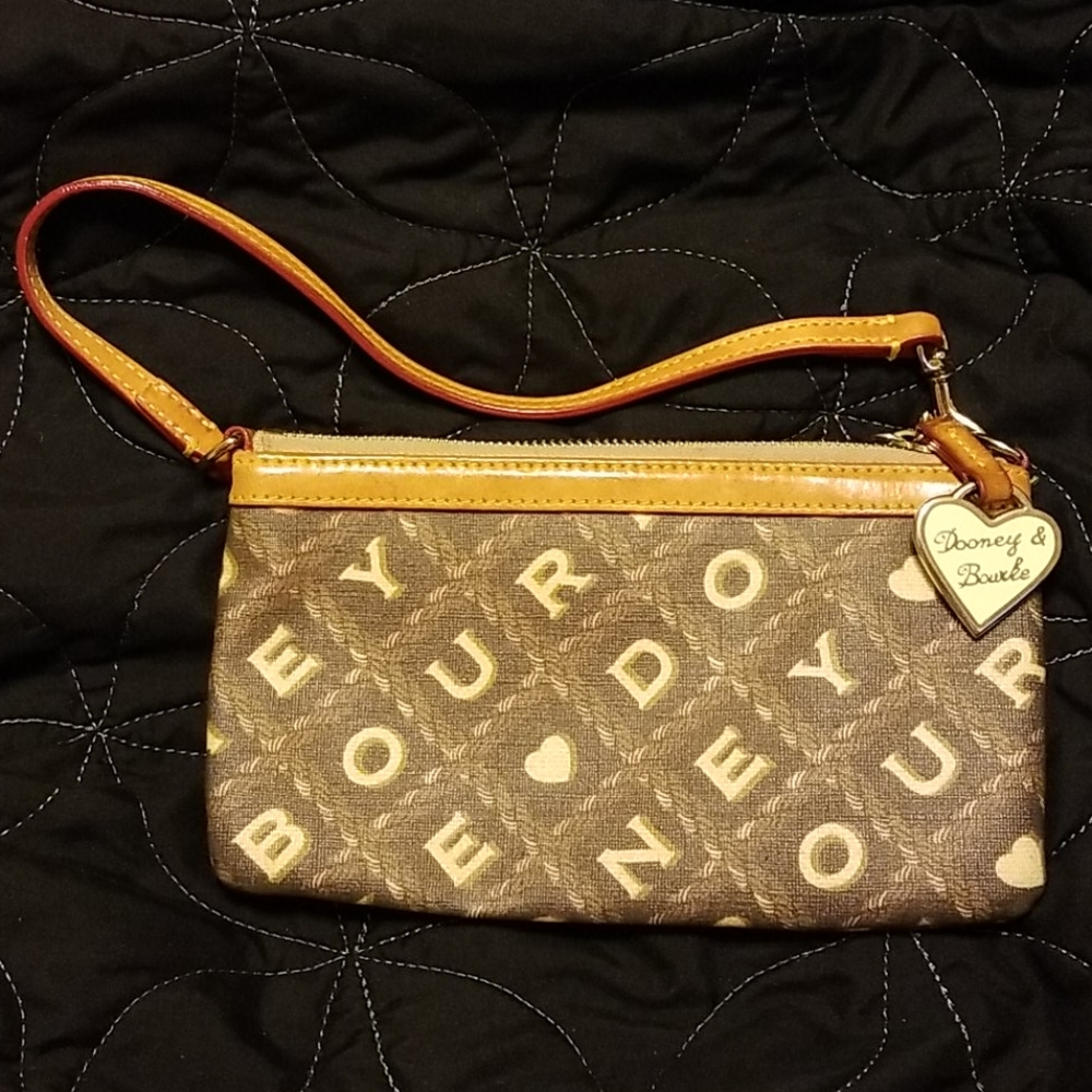 🦋Dooney & Bourke Wristlet